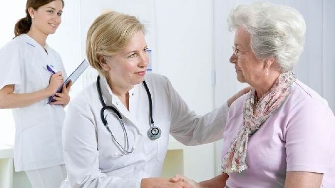 Arst annab patsiendile soovitusi artroosi raviks